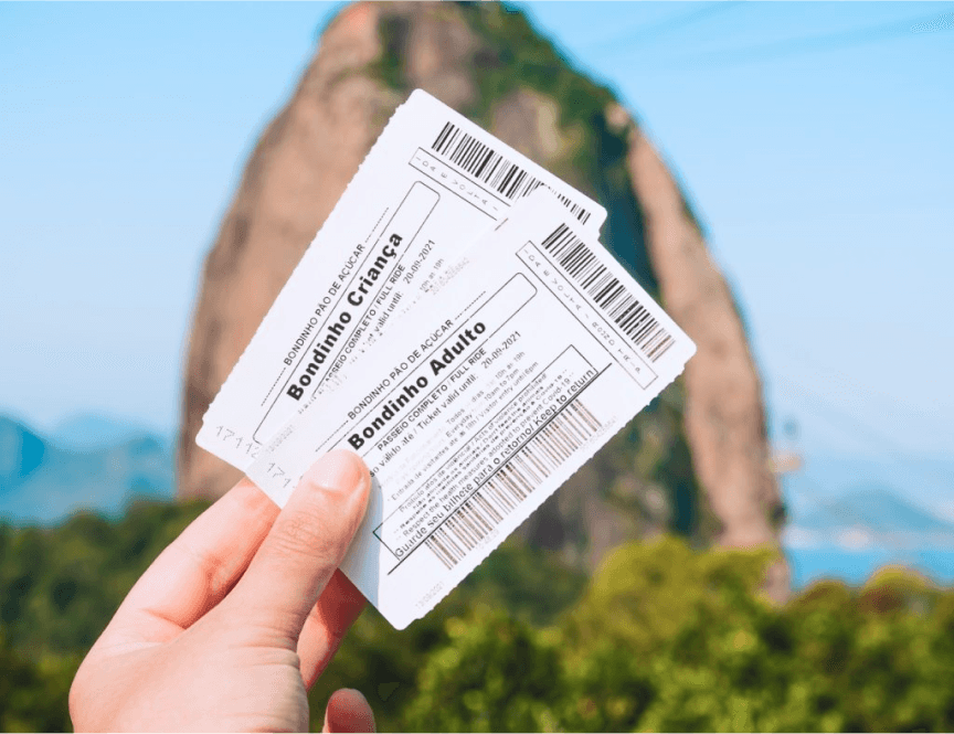 Imagem de um brinde com o Sol no fundo